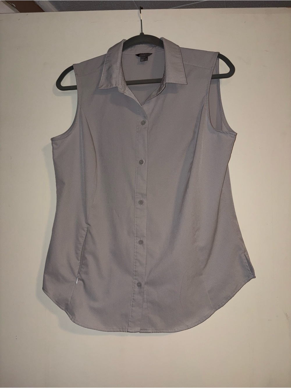 Eddie Bauer Sleeveless Button-Down Shirt in Light Gray